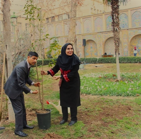 سفیر هند در ایران یک اصله نهال صلح و دوستی در کاخ گلستان غرس کرد  